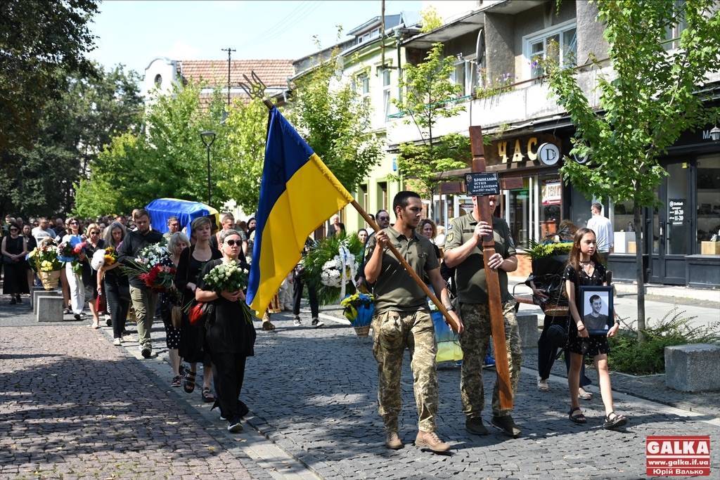 У Франківську попрощалися з Героєм та активістом Остапом Бринським. ФОТО