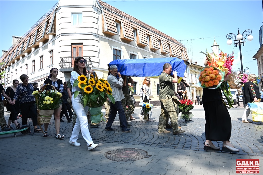 У Франківську попрощалися з Героєм та активістом Остапом Бринським. ФОТО