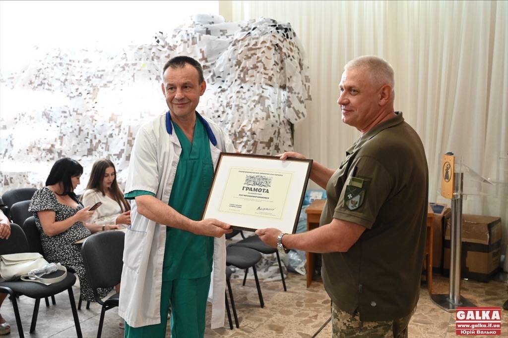 Грамотами від Залужного нагородили прикарпатських медиків, які проводять реабілітацію для поранених військових