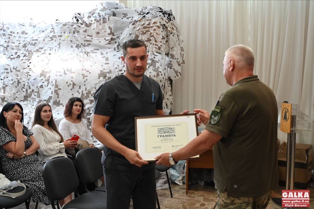 Грамотами від Залужного нагородили прикарпатських медиків, які проводять реабілітацію для поранених військових