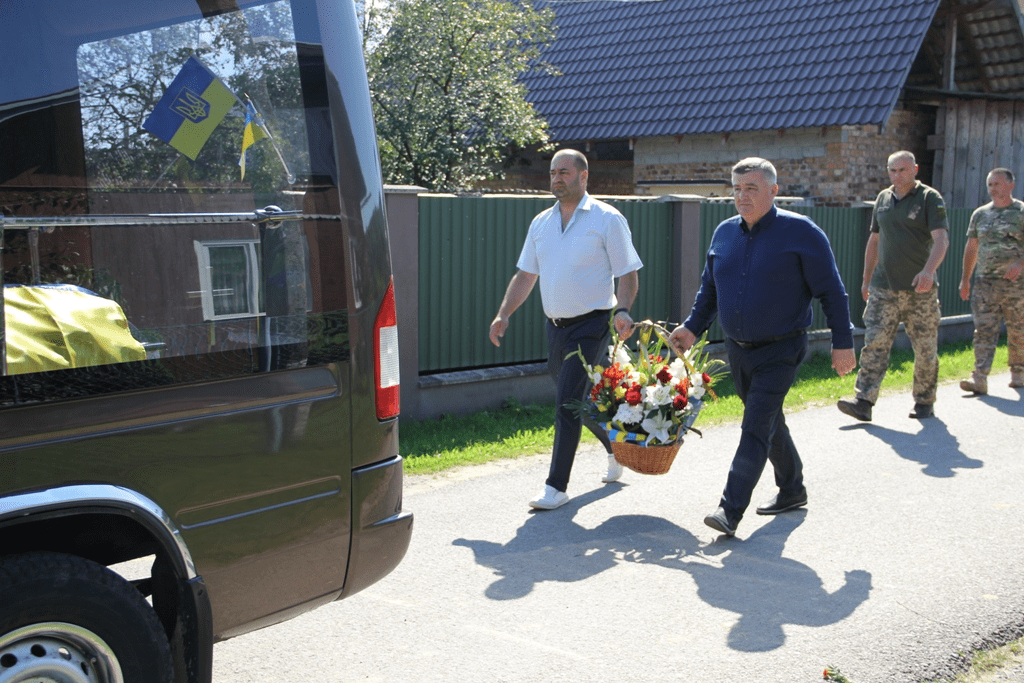 Болехівщина живим коридором навколішки зустріла кортеж з тілом загиблого Героя Володимира Корпана