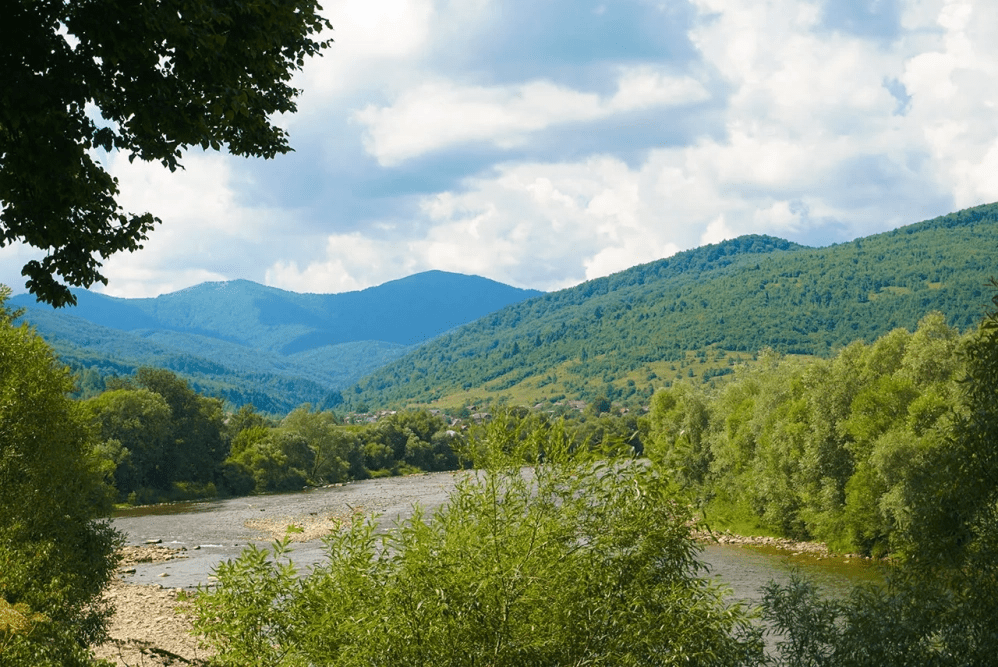 Піші туристичні маршрути у Карпатах, які можна пройти за день