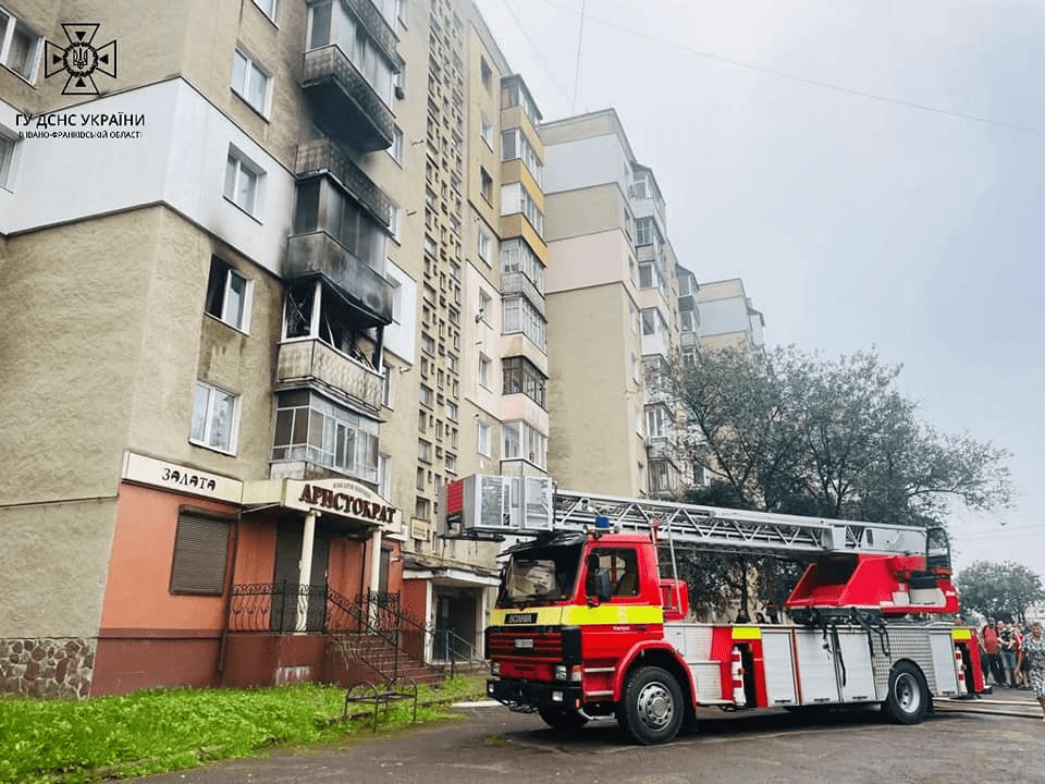 У Калуші горіла квартира: вогнеборці евакуювали 11 жителів сусідніх помешкань ФОТО