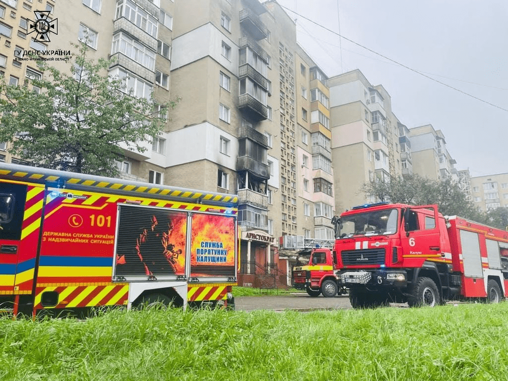 У Калуші горіла квартира: вогнеборці евакуювали 11 жителів сусідніх помешкань ФОТО