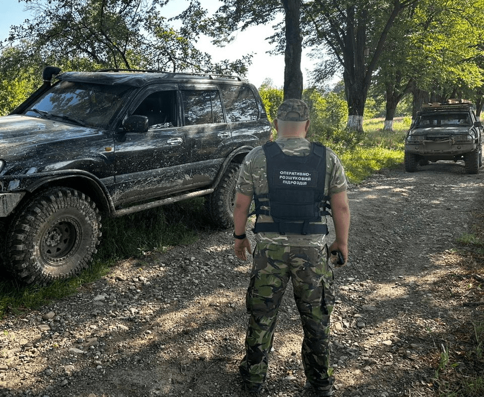 Прикордонники Чернівецького загону затримали два позашляховики, вщерть заповнені сигаретами ВІДЕО