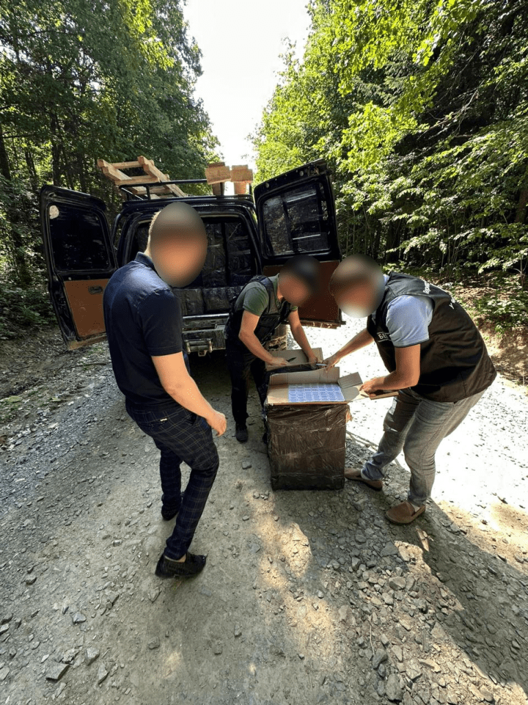 Прикордонники Чернівецького загону затримали два позашляховики, вщерть заповнені сигаретами ВІДЕО