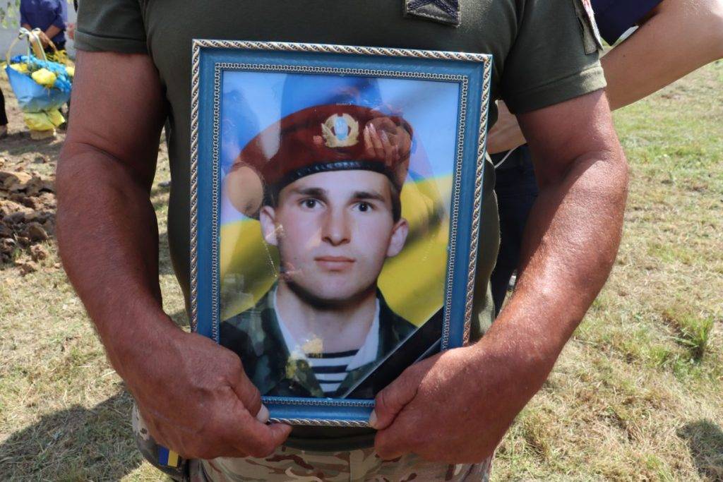 На Прикарпатті провели в останню путь захисника Петра Якимишина