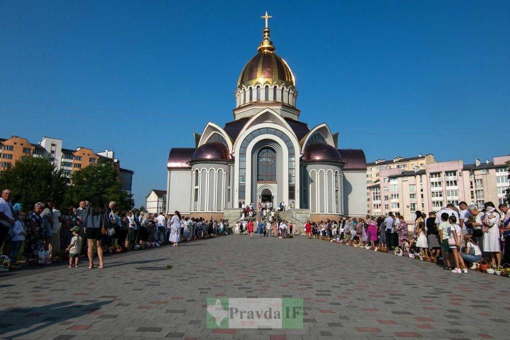 Яблучний Спас: як в Івано-Франківську освячують фруктові кошики. ФОТОРЕПОРТАЖ