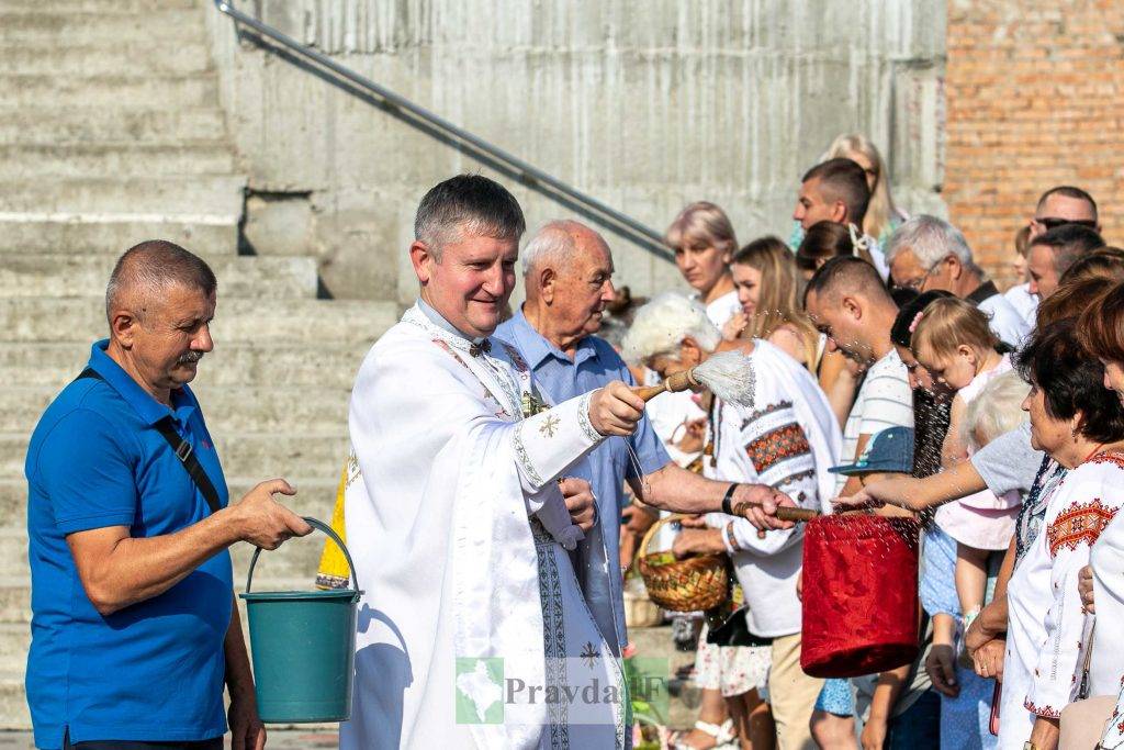 Яблучний Спас: як в Івано-Франківську освячують фруктові кошики. ФОТОРЕПОРТАЖ