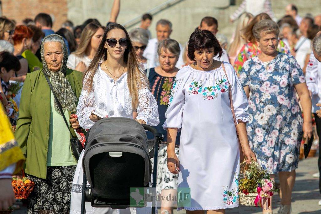 Яблучний Спас: як в Івано-Франківську освячують фруктові кошики. ФОТОРЕПОРТАЖ