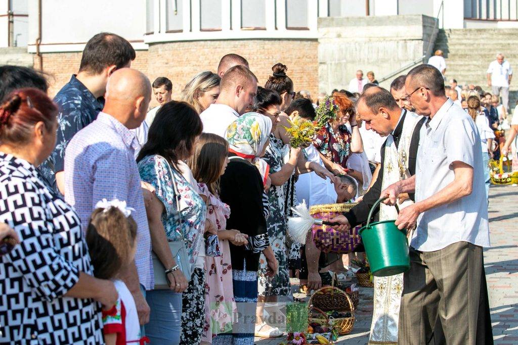 Яблучний Спас: як в Івано-Франківську освячують фруктові кошики. ФОТОРЕПОРТАЖ