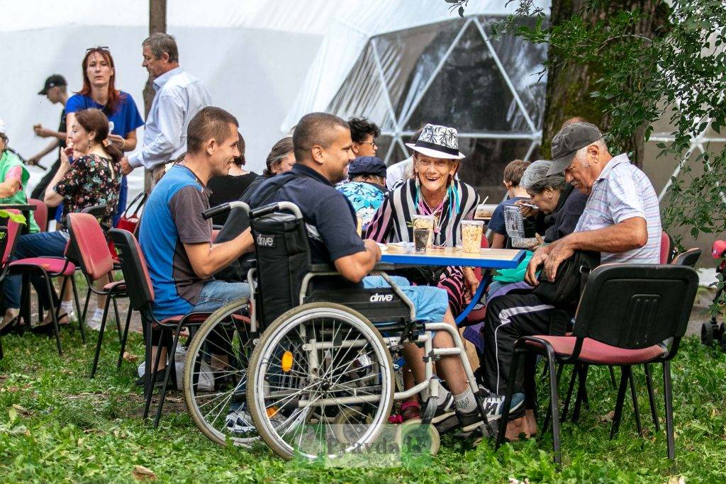У Івано-Франківську влаштували пікнік для бідних ФОТОРЕПОРТАЖ