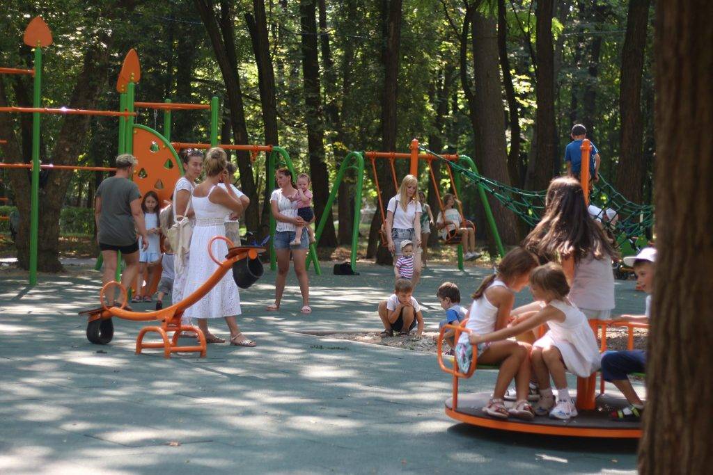 У міському парку Коломиї встановили новий дитячий майданчик