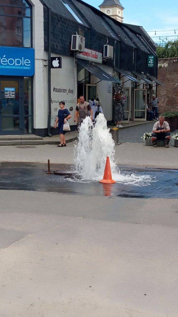 У Франківську з-під землі забив фонтан: прорвало водогін. ФОТО