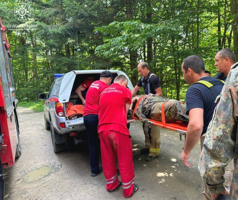 У Яремче жінка на квадроциклі впала зі схилу. ФОТО