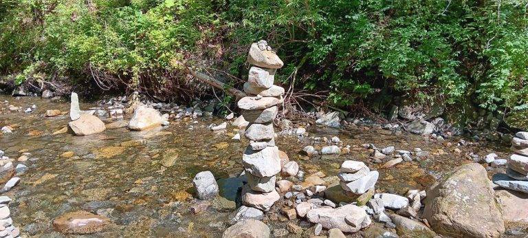 Туристи спорудили десятки камʼяних веж на шляху до водоспаду Гук. ФОТО