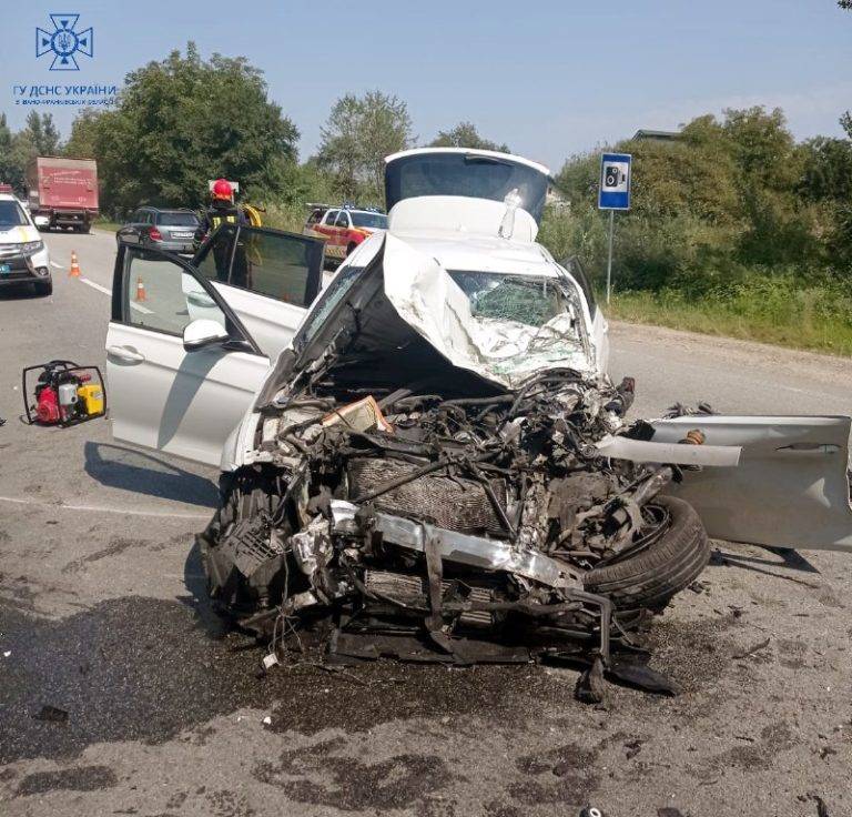 У Галичі не розминулись легковик та вантажівка. ФОТО