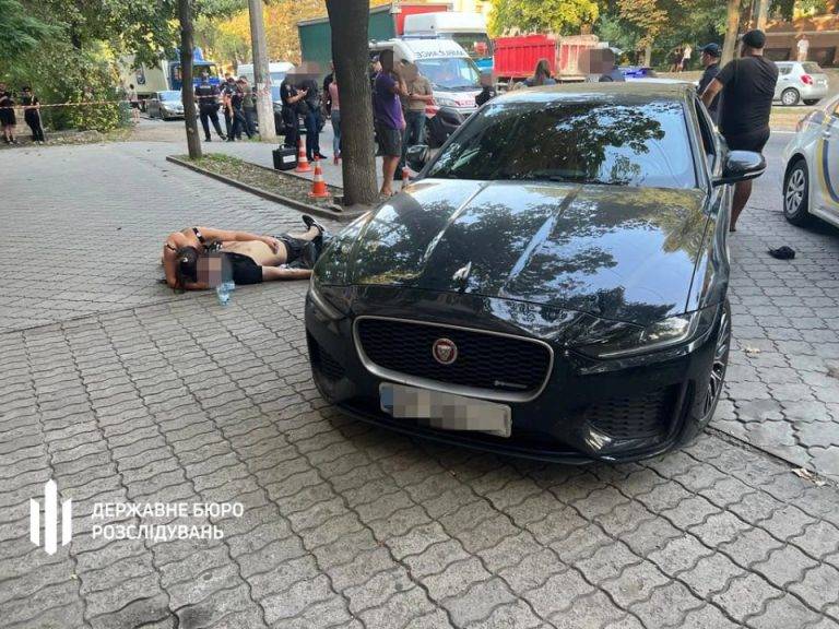 В Дніпрі поліцейський посеред вулиці застрелив чоловіка. ВІДЕО