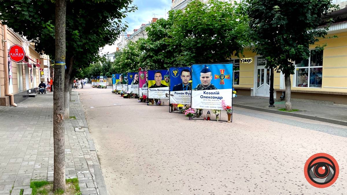 У середмісті Коломиї невідомі викрали квіти біля банерів загиблим бійцям