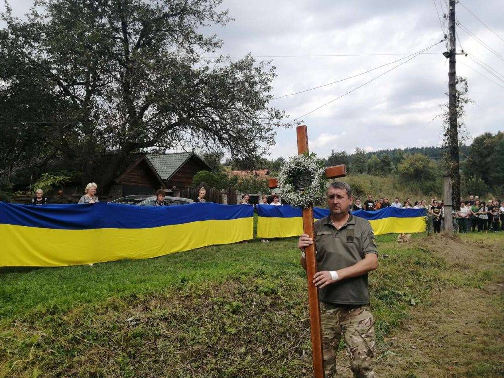 Коломийщина на колінах зустріла тіло полеглого героя Михайла Шовкового - нині відбудеться чин похорону