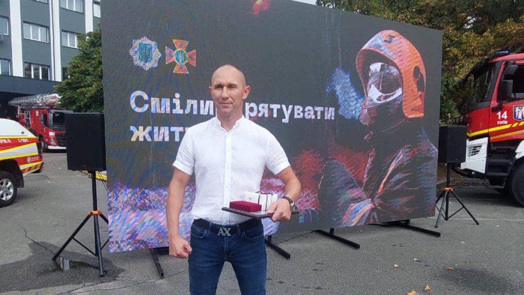"Герой-рятівник року": Зеленський нагородив франківського рятувальника