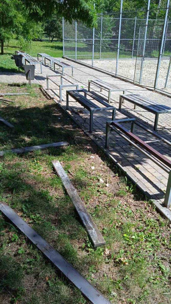 Двоє підлітків та їхній товариш знищили спортивний майданчик у Городенці