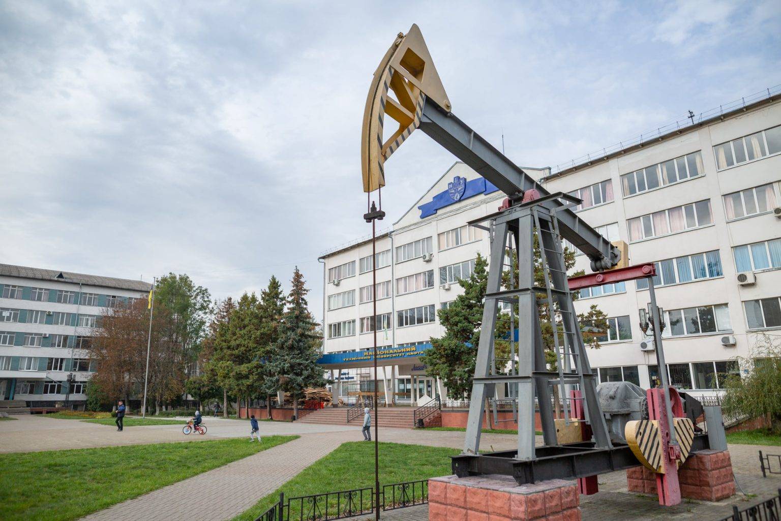 Трьом студентам ІФНТУНГ призначено іменні академічні стипендії ВРУ