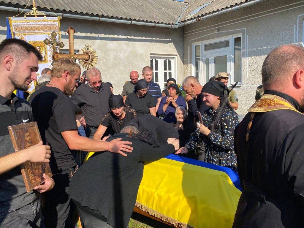 На Прикарпатті провели в останню дорогу загиблого на війні Івана Будзяка. ФОТО