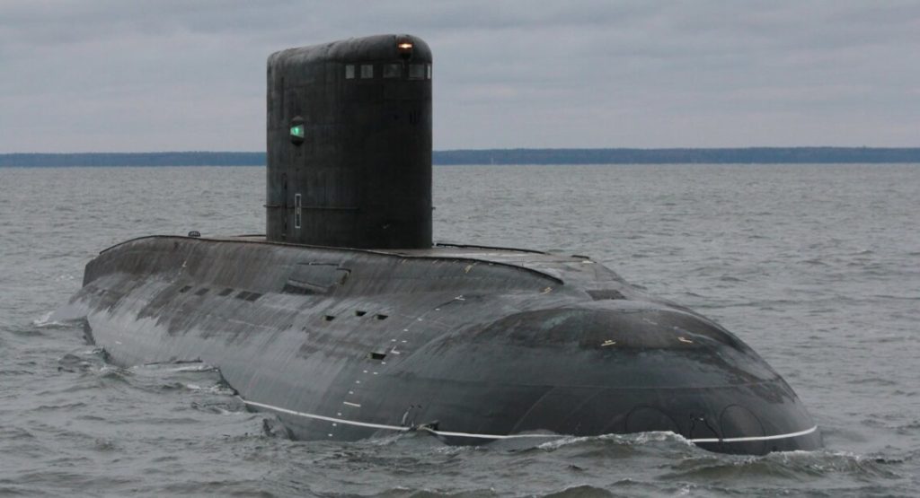 У мережі з'явилися фото пошкодженого у Севастополі російського підводного човна. ФОТО
