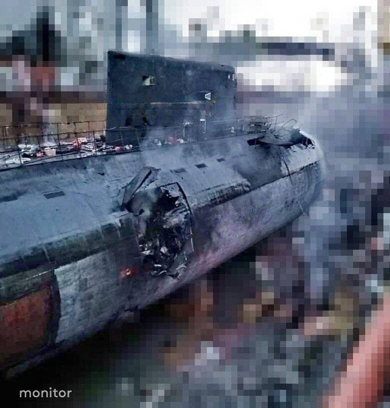 У мережі з'явилися фото пошкодженого у Севастополі російського підводного човна. ФОТО