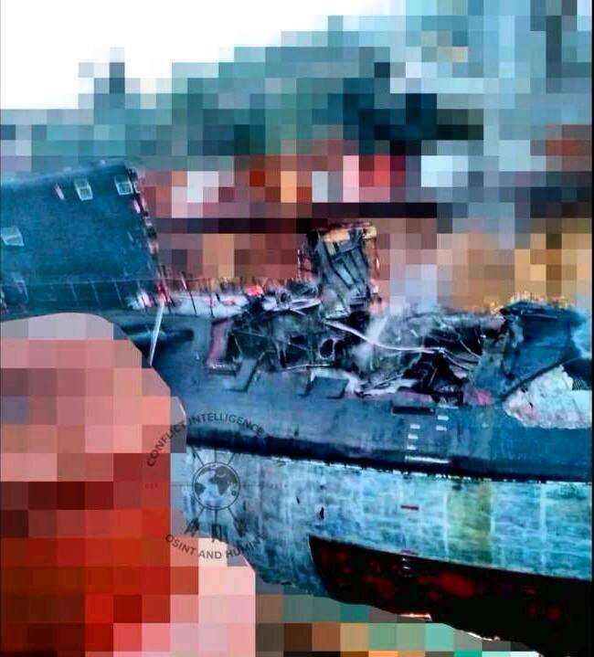 У мережі з'явилися фото пошкодженого у Севастополі російського підводного човна. ФОТО