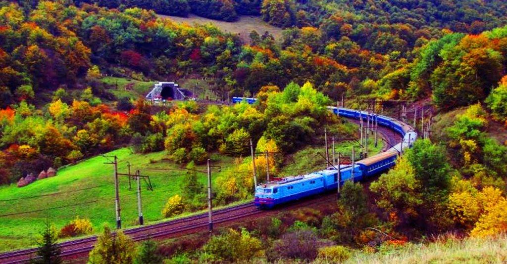 За тиждень, через ремонт колії в Карпатах, частина туристичних поїздів курсуватиме тільки до Франківська