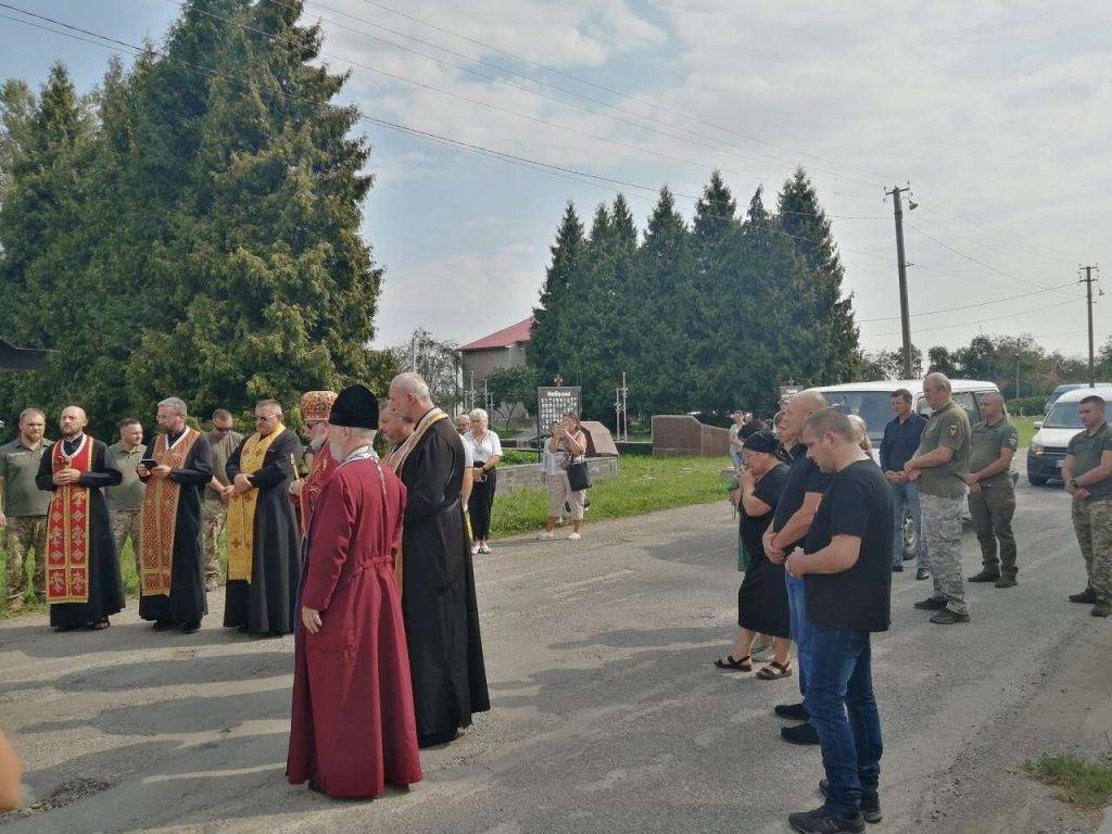 Коломийщина на колінах зустріла тіло полеглого героя Михайла Шовкового - нині відбудеться чин похорону