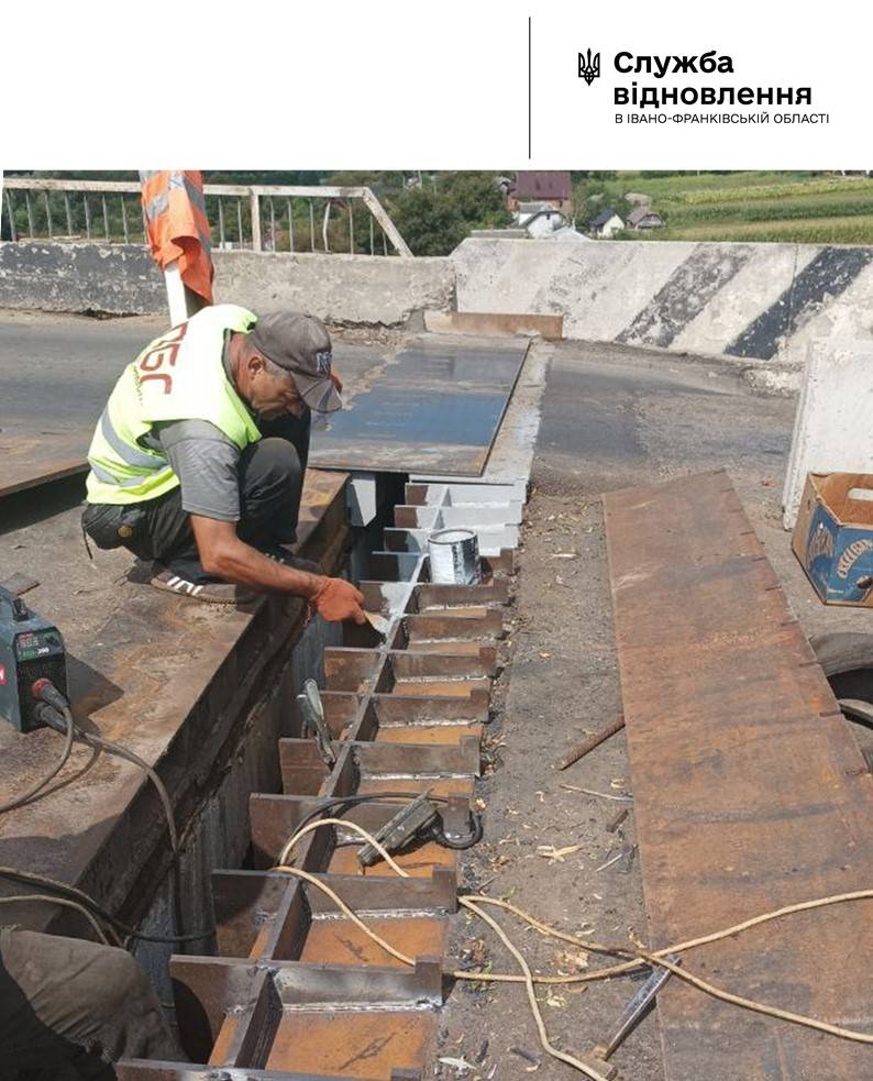 Триває ремонт автомобільного мосту на кордоні Франківщини та Тернопільщини