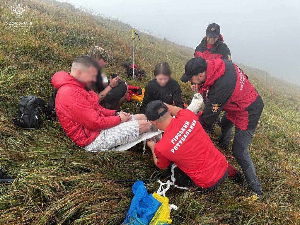 Рятувальники надали допомогу травмованому туристу на Говерлі. ФОТО