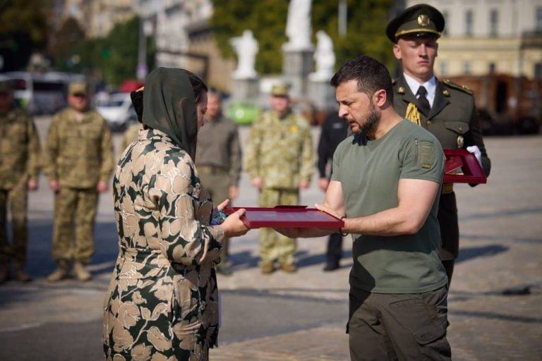 Матері полеглих братів Бутусіних з Калущини Зеленський вручив ордени