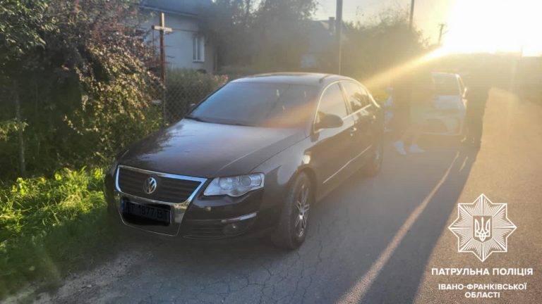 Водій з ознаками сп'яніння, що мав при собі невідому речовину пропонував патрульним хабар