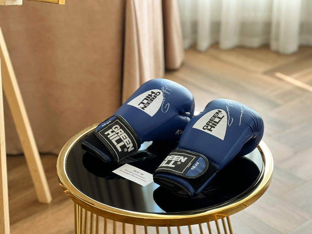 На благодійному аукціоні у Галичі продали боксерські рукавички з автографом Кличка