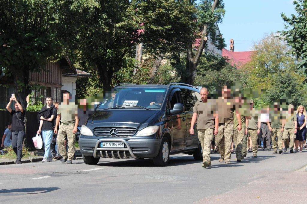 В Калуші провели в останню путь героя Віталія Кривошею