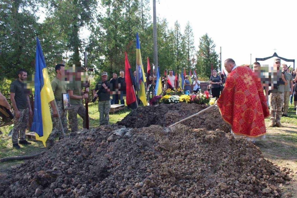 В Калуші провели в останню путь героя Віталія Кривошею