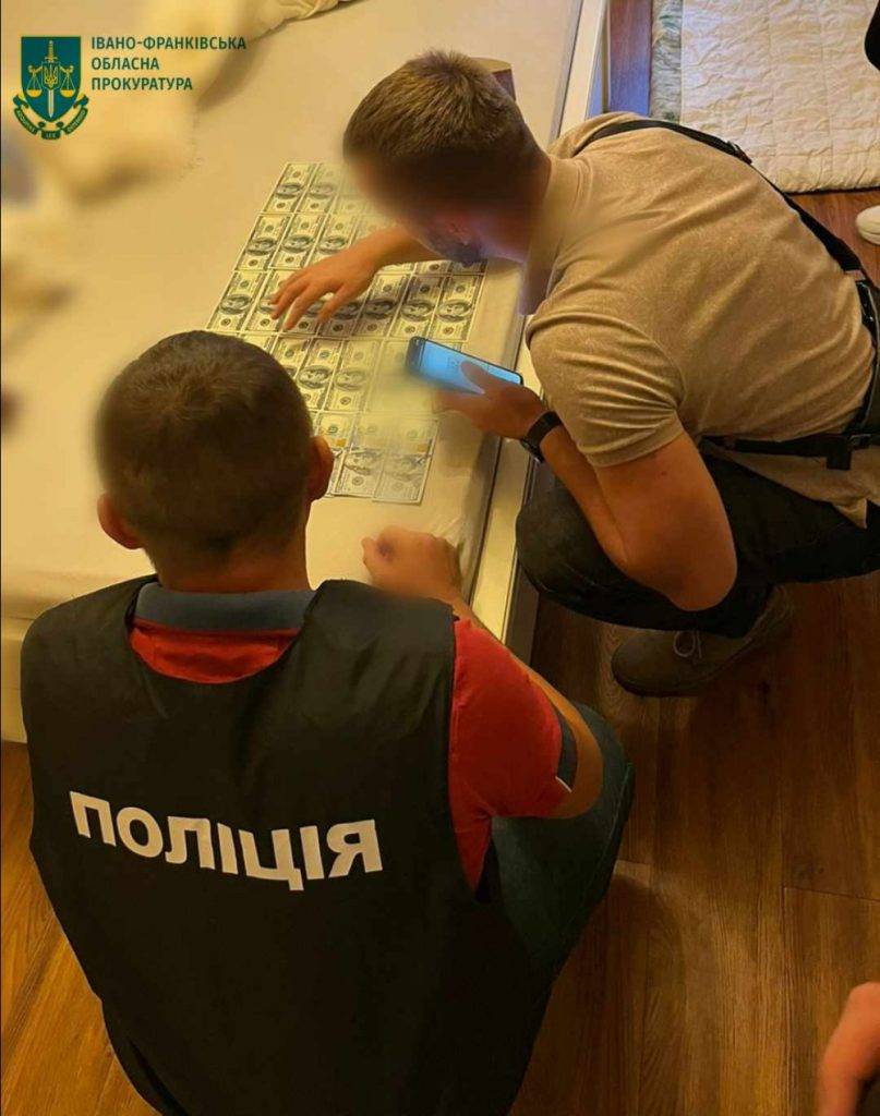 У Франківську лікар за хабарі продовжував групу інвалідності