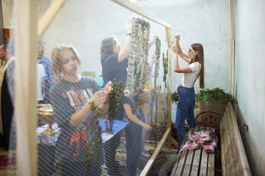 Франківців закликають долучитися до плетіння сіток у храмі Різдва Христового