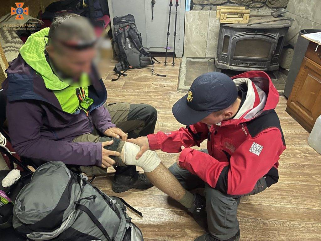 Прикарпатські рятувальники допомогли полякові, котрий травмувався в горах