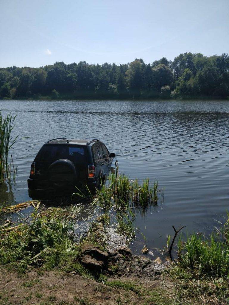 У Тлумачі в міське озеро заїхав автомобіль ФОТО