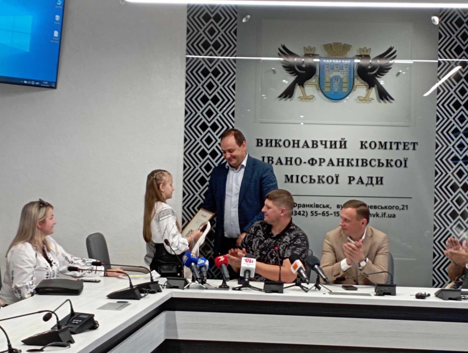 Школярка з Івано-Франківська зібрала 100 000 гривень на потреби ЗСУ. ФОТО