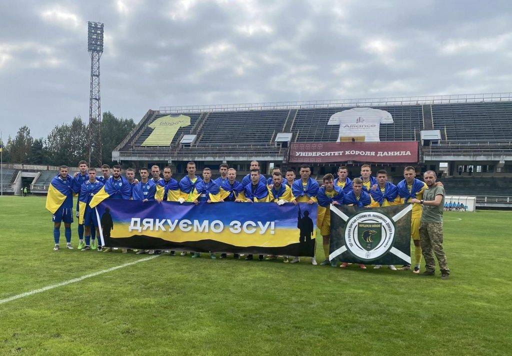 Футболістам "Прикарпаття" подарували прапор 102 бригади