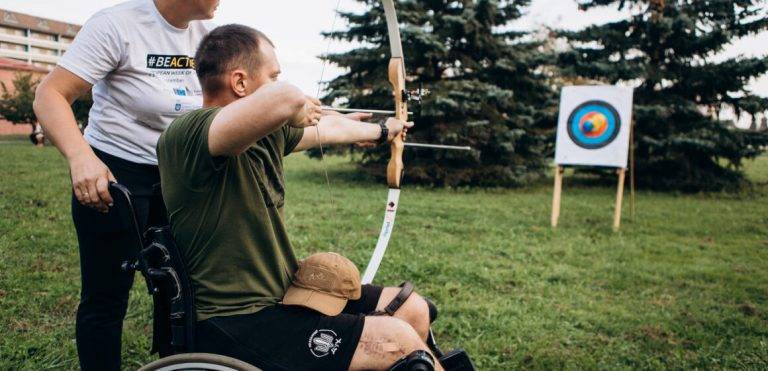 У Франківську олімпійська призерка провела для поранених бійців навчання зі стрільби з лука