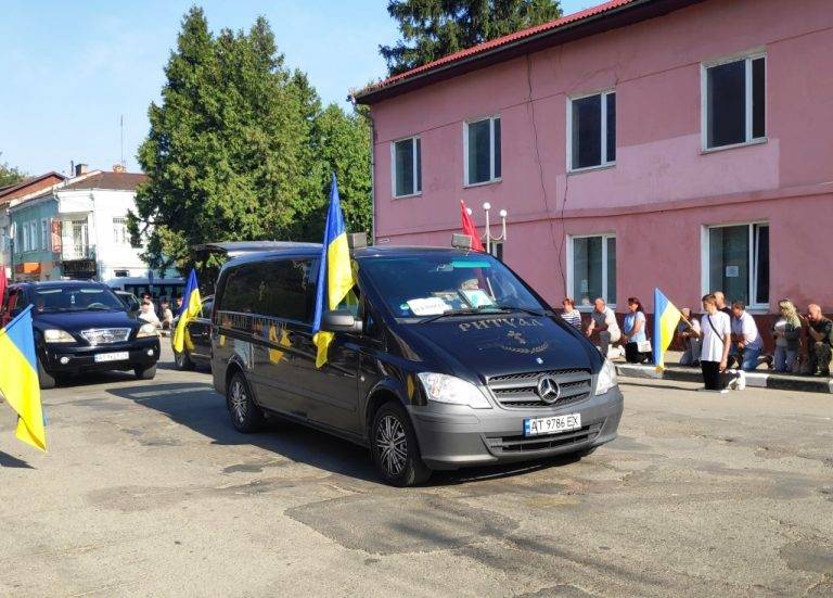 У Тлумачі на колінах зустріли загиблого захисника Івана Гудяка