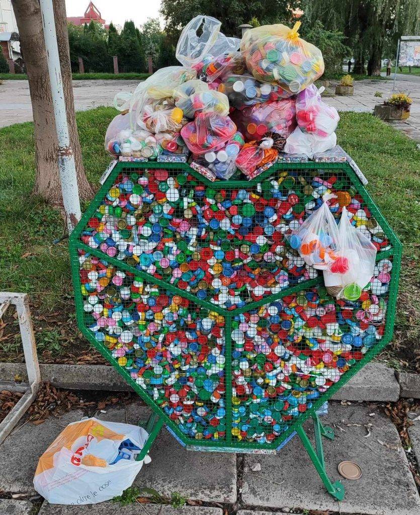 У навчальних закладах Франківська будуть збирати пластикові кришечки