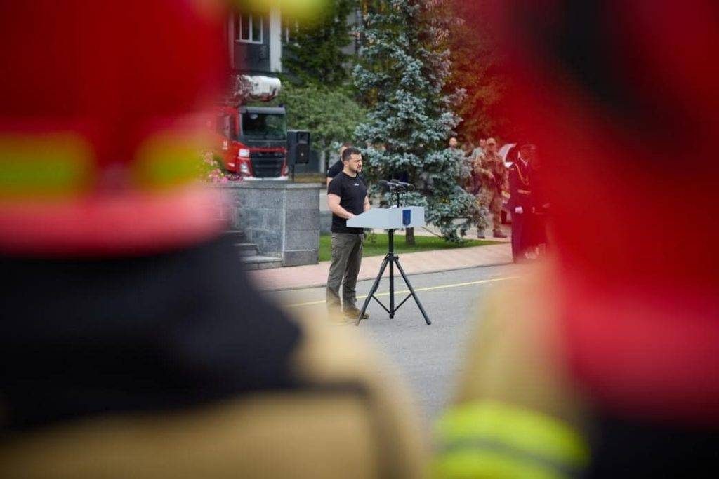 "Герой-рятівник року": Зеленський нагородив франківського рятувальника